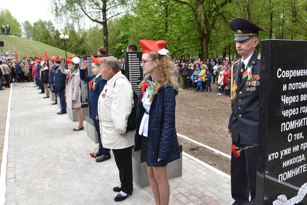 Аллею памяти в честь погибших в годы ВОВ открыли в Кричеве. Фото
