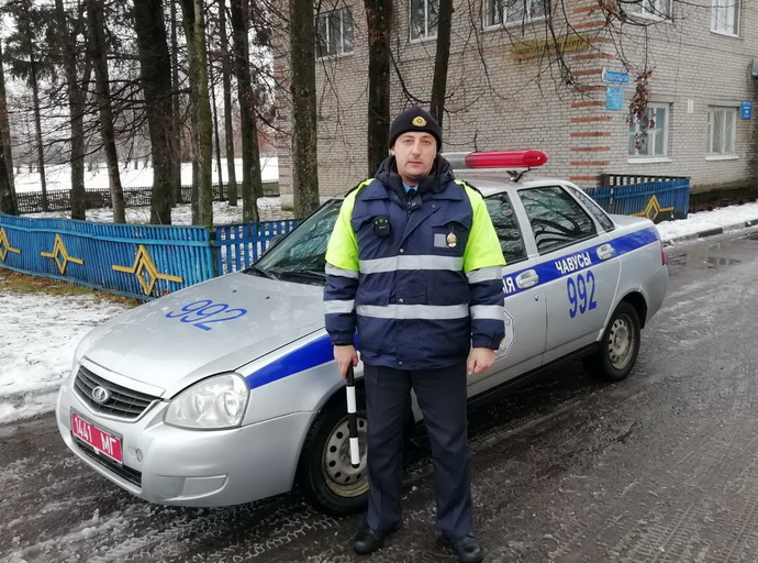 Начальник ГАИ в Чаусах помог на улице пенсионерке в предынфарктном состоянии