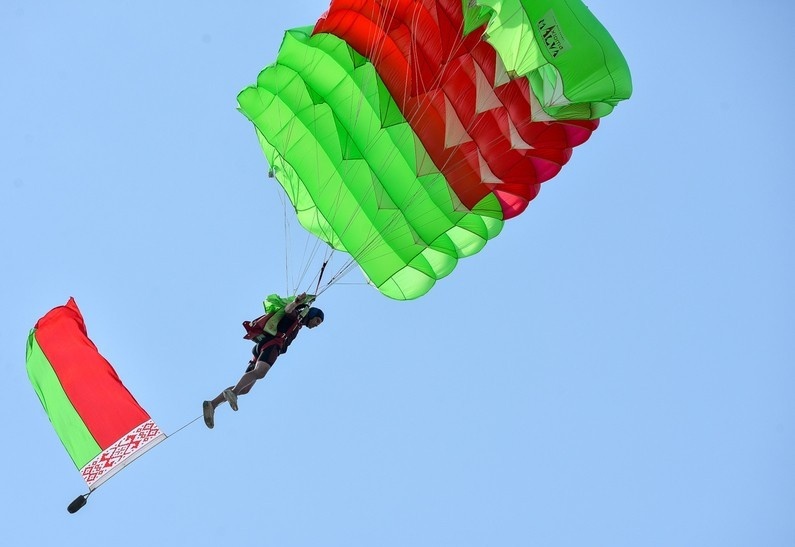 Показательные выступления парашютистов запланированы на День военно-воздушных сил в Бобруйске