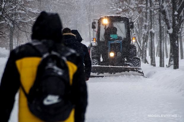 Более 400 дворников и 61 единица техники убирают 2 марта снег в Могилеве