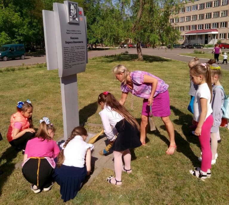 Бобруйские школьники провели трудовые акции у памятников героев Великой Отечественной войны