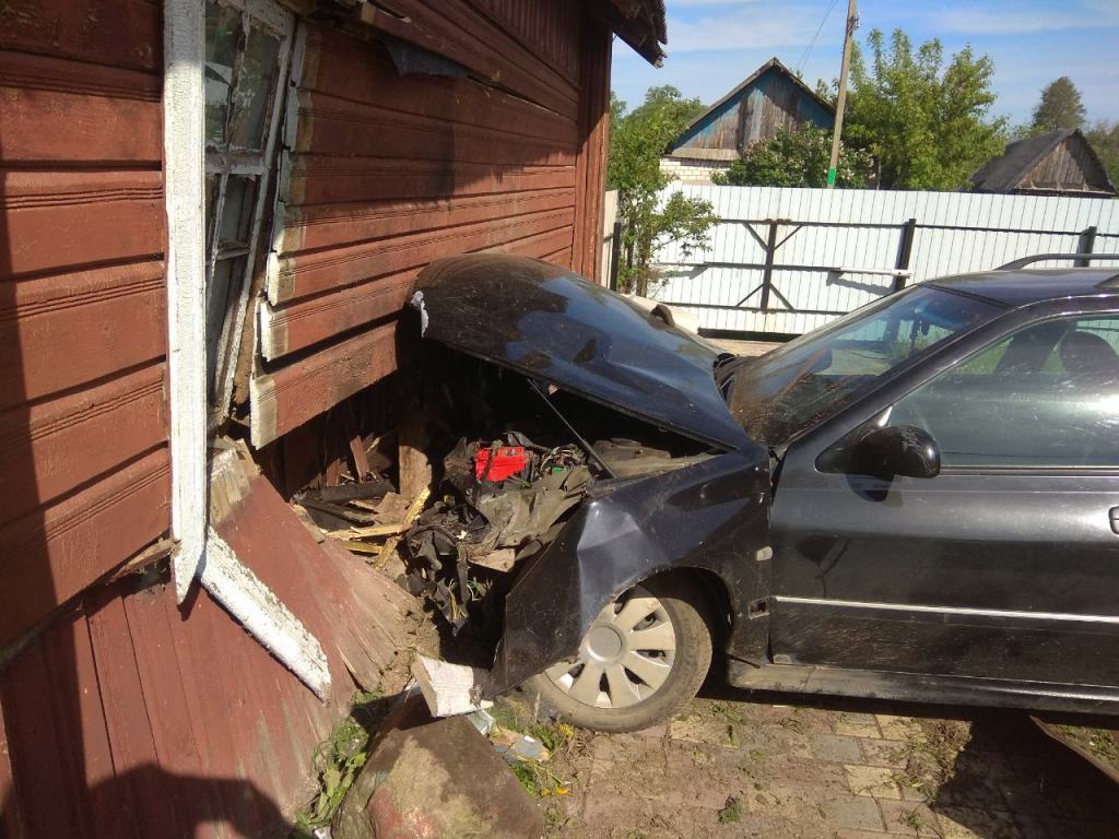 Житель Осиповичского района угнал машину у односельчанки и врезался на ней в дом