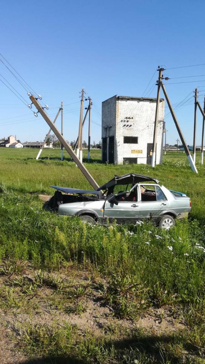 «Фольксваген» столкнулся с опорой линии электропередач в Могилевском районе