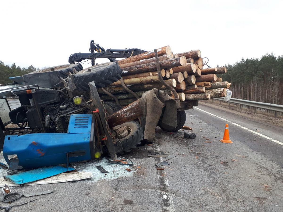 В Осиповичском районе столкнулись грузовик и трактор