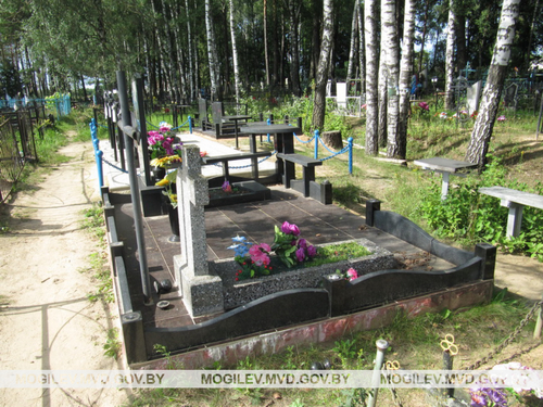 Подростки в Кировске повредили пять могил на кладбище