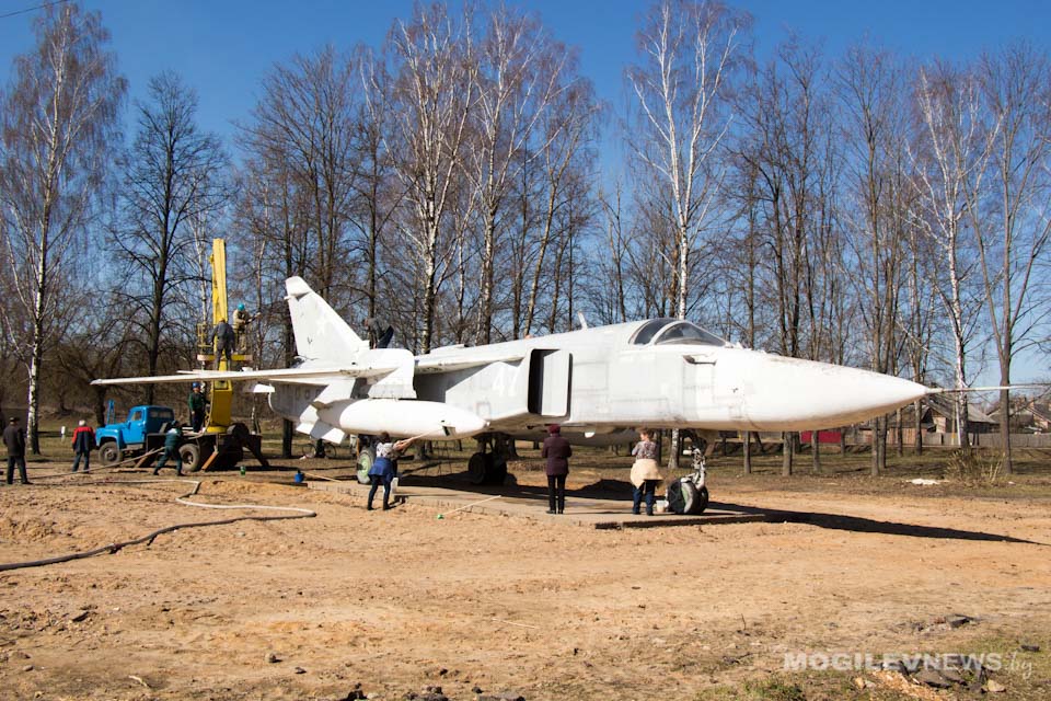 Площадку вокруг самолета благоустраивают в Быхове