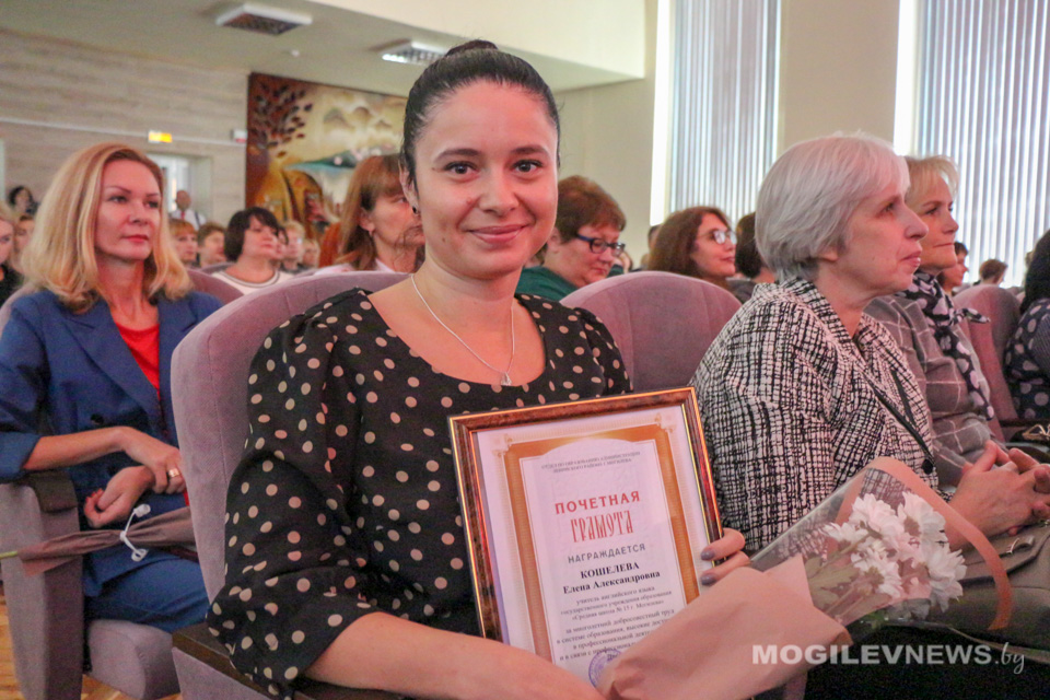 Педагогов Ленинского района поздравили с предстоящим Днем учителя. Фото