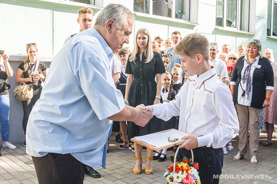 На школьной линейке семиклассника наградили за спасение человека. Фото