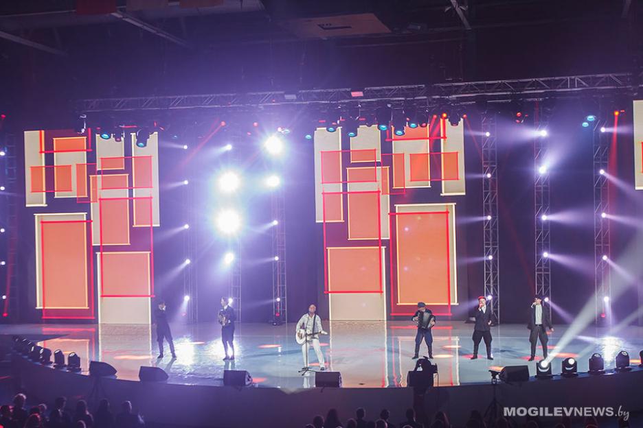 Гала-концерт «Мы вместе» в рамках Форума регионов собрал исполнителей из разных регионов Беларуси и России. Видео