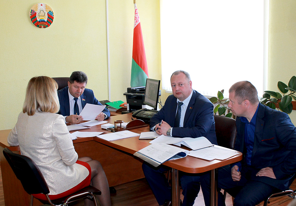 Прием граждан и «прямую линию» в Пашковском сельисполкоме провел  депутат Гоборов