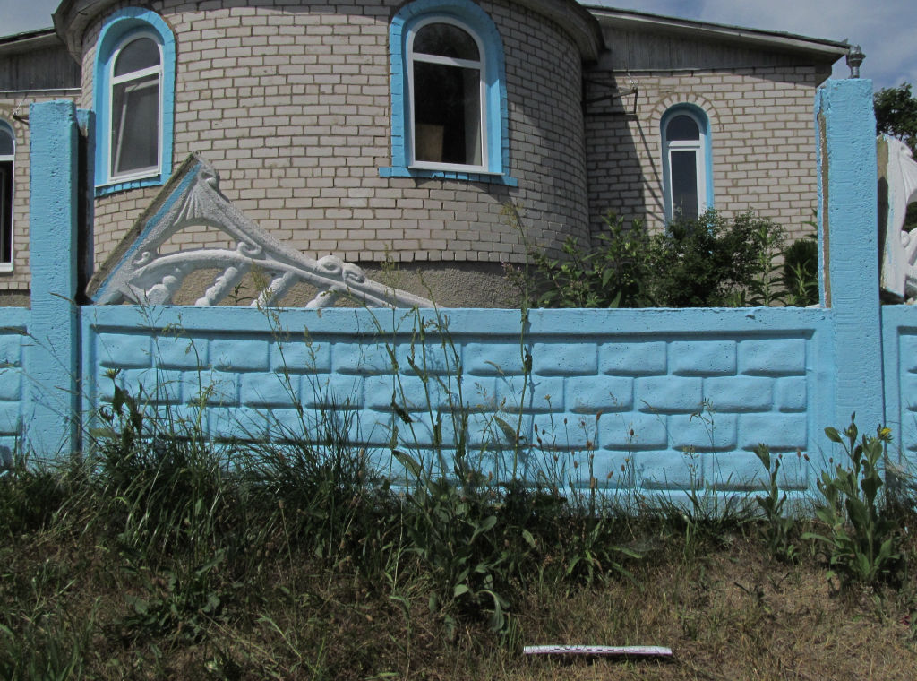 Житель Краснопольского района повредил забор в храме