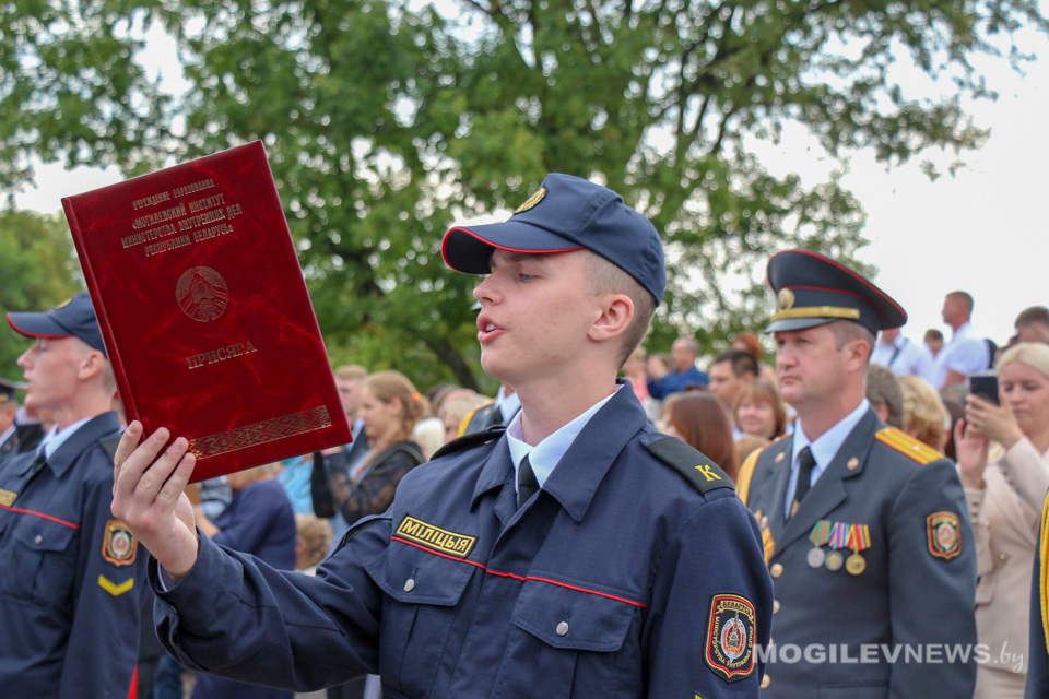Курсанты Могилевского института МВД приняли присягу. Фото