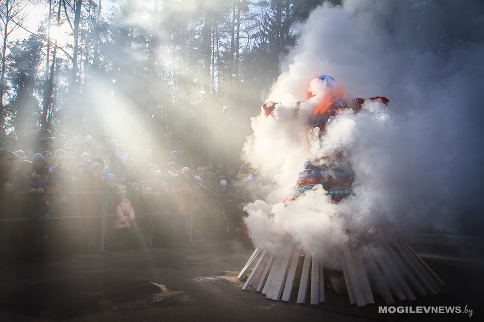 Чучело зимы сожгли на Масленицу в Могилеве. Фото