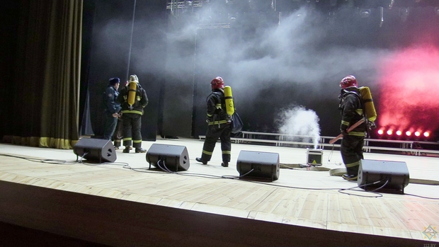 Спасатели в Могилеве провели учения: тушили пожар во Дворце культуры области. Фото