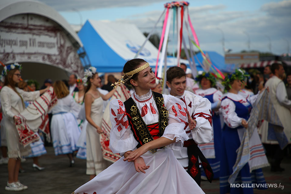 Концерты творческих коллективов регионов Беларуси и гостей праздника проходят на малой сцене "Купалья". Фото