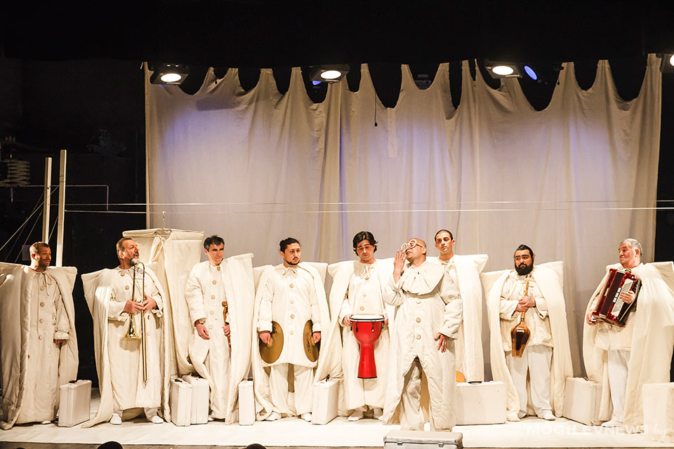 Спектакль-шутку по Шекспиру увидели зрители во второй день "Март-контакта". Фото