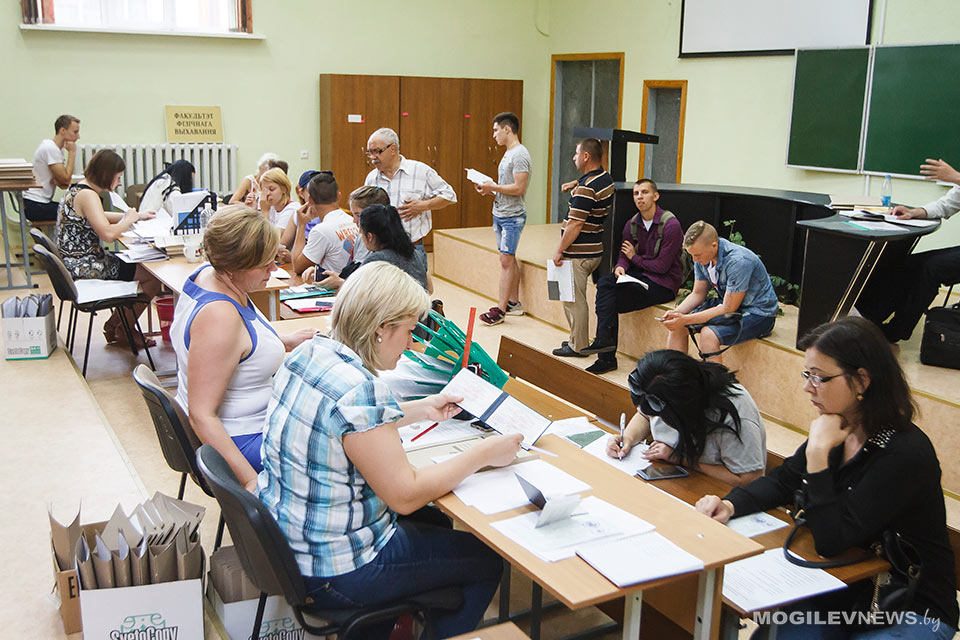 Могилевские вузы ведут прием документов. Фото