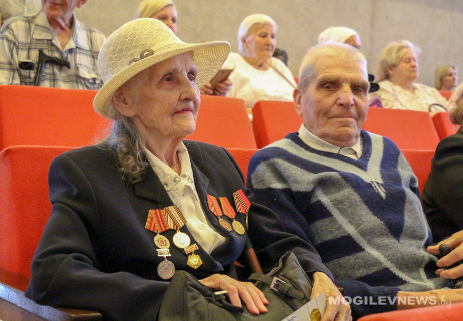 Юбилейные медали вручили ветеранам Великой Отечественной войны. Фото