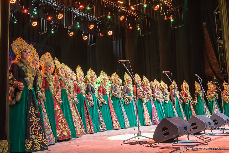 Государственный академический Сибирский русский народный хор выступил на сцене Могилевского дворца культуры. Фото