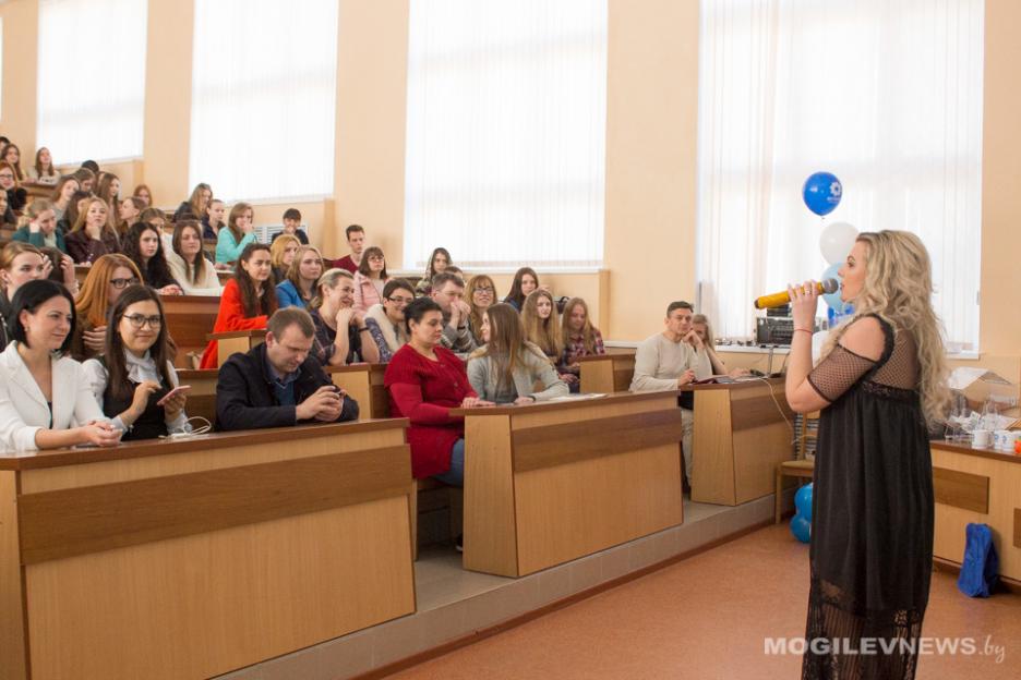 Артисты Влада и Alen Hit выступили перед студентами Могилевского университета продовольствия