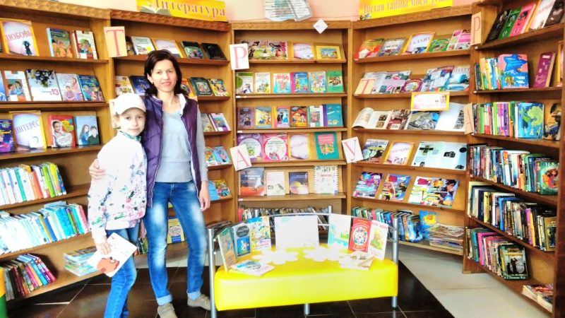 Могилевчанам предлагают сделать семейное фото в библиотечном интерьере