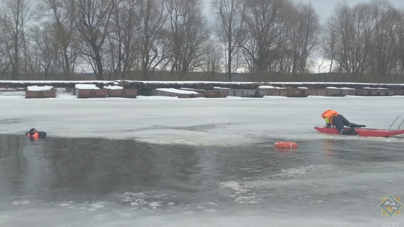 Провалившегося под лед рыбака cпасли на реке