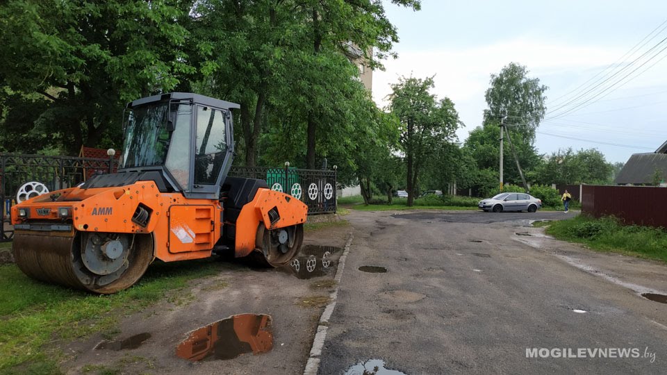 Ямочный ремонт второстепенных дорог ведется в Могилеве