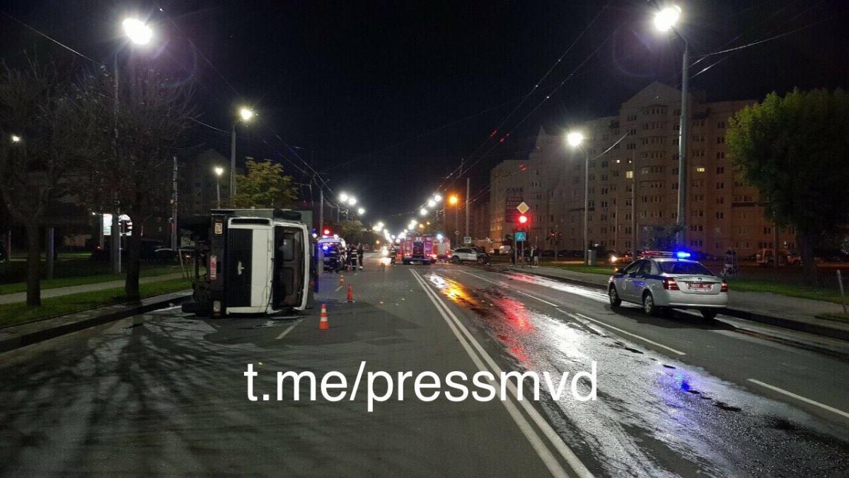 Ночью в Могилеве столкнулись Porsche Cayenne и конвойный МАЗ