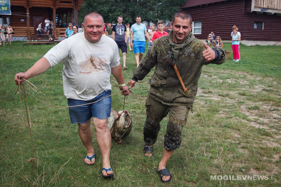 На «Большой бард-рыбалке» словили гигантского сома и угощали настоящей ухой. Фото