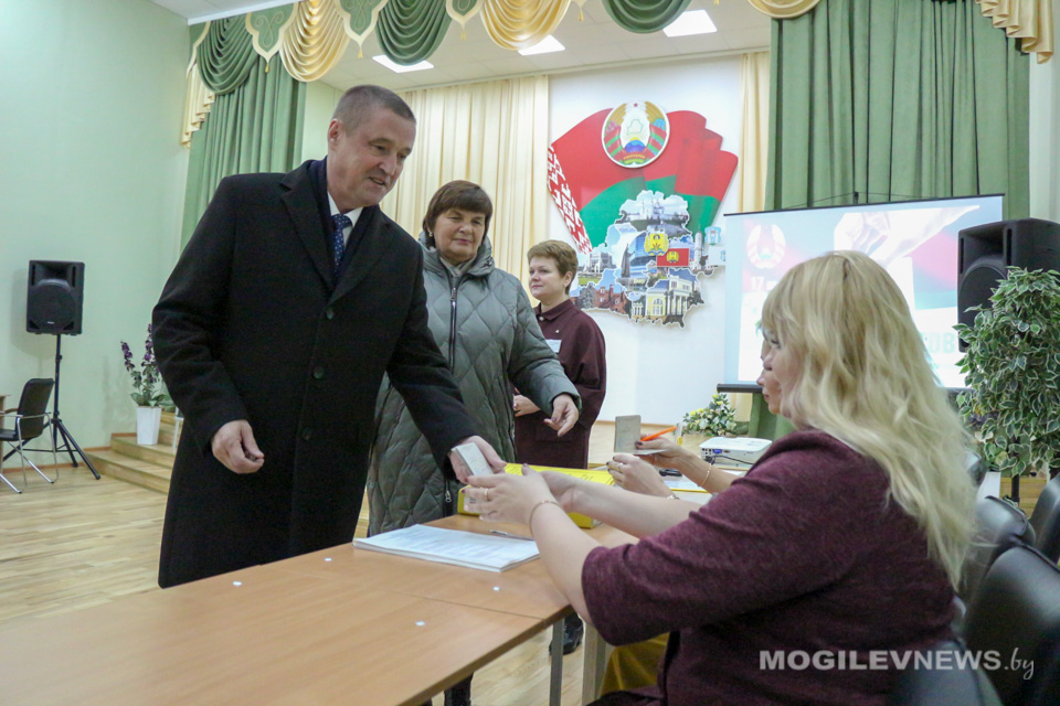 Председатель Могилевского облисполкома принял участие в досрочном голосовании. Фото