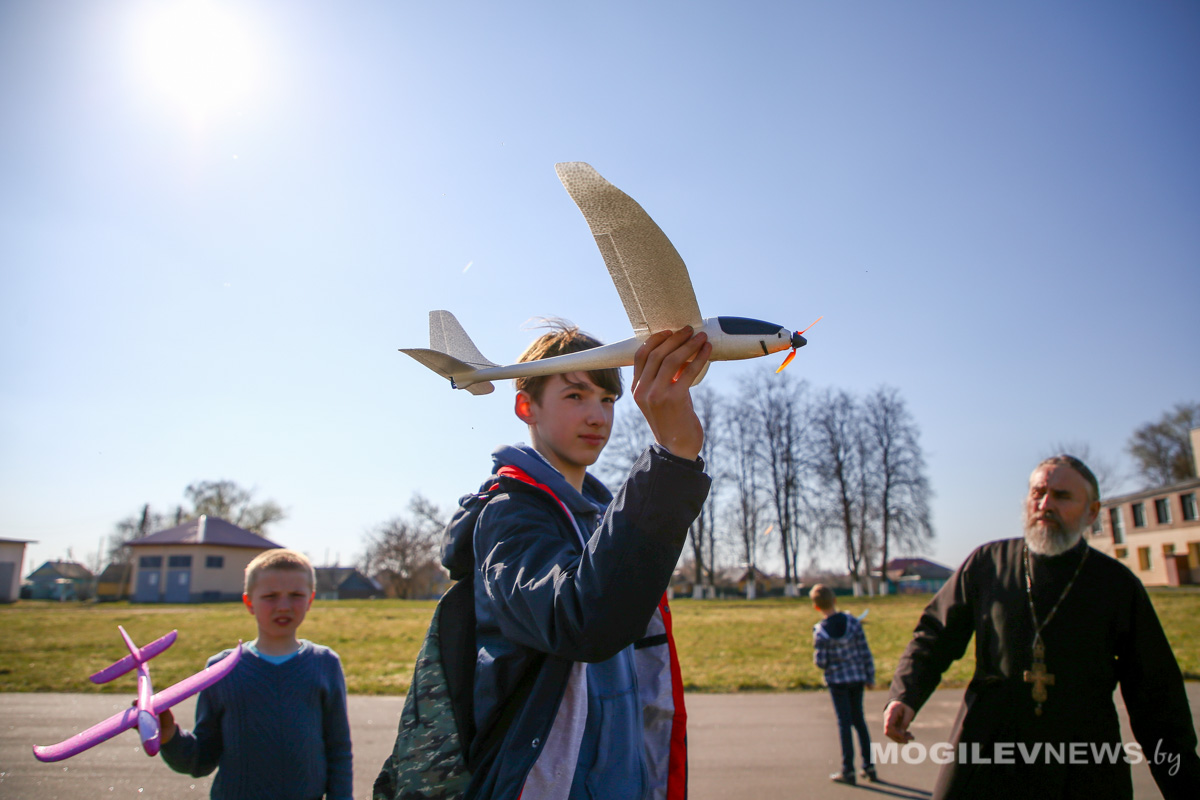 Кружок авиамоделирования работает при воскресной школе Свято-Троицкого храма в Быхове. Видео