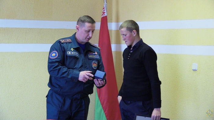 Подростку из Климовичского района, который спас односельчанина из огня, вручили награду