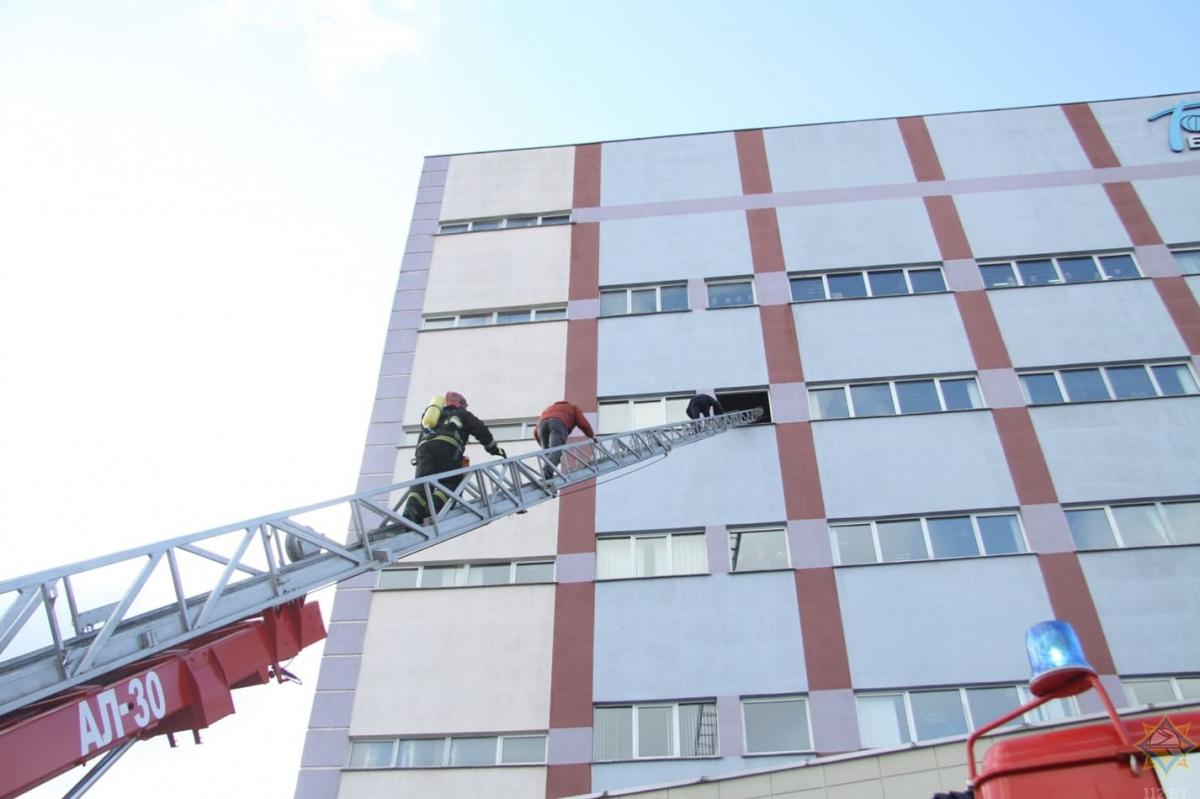 Учение в телекоммуникационном центре Могилевского филиала РУП «Белтелеком» провели спасатели. Фото