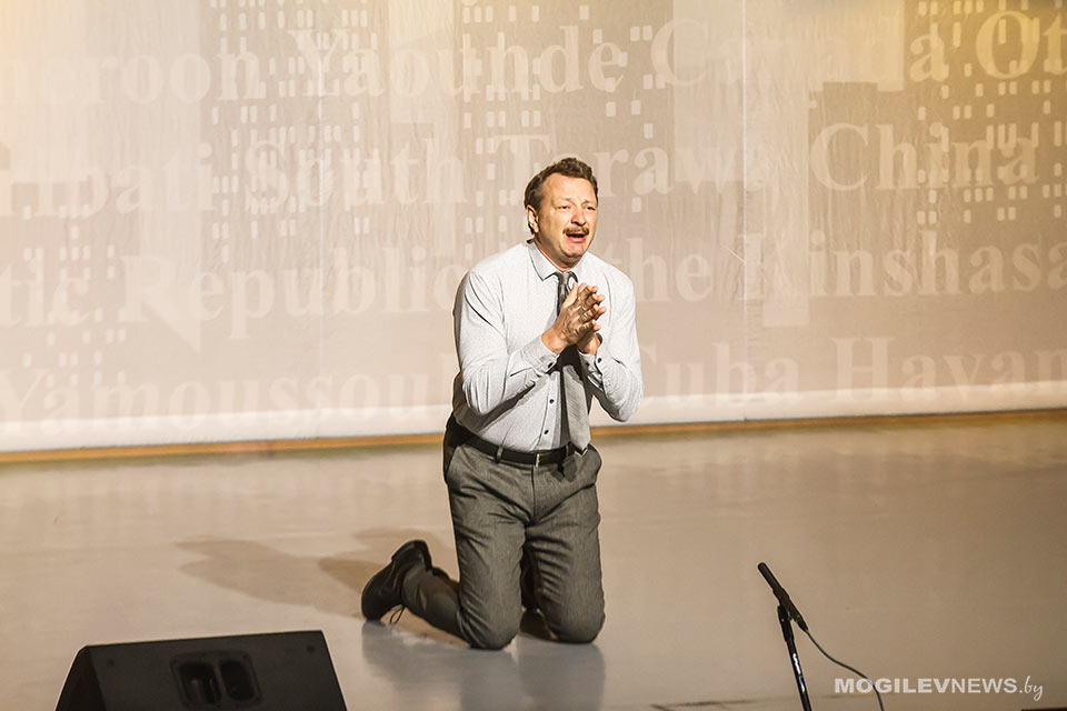 Спектакль с участием Марата Башарова и Анны Банщиковой прошел в Могилеве. Фото