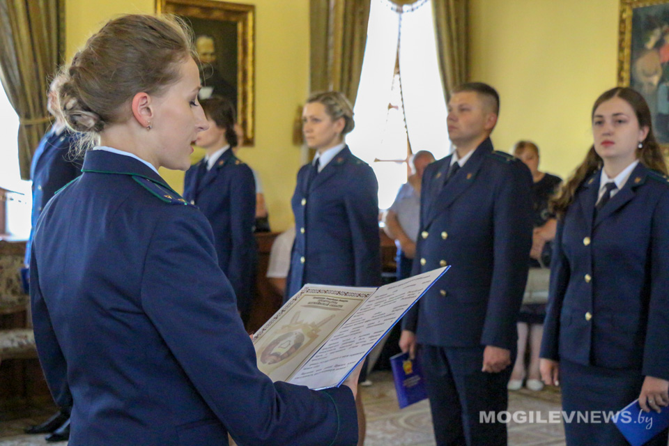 Присяга молодых работников прокуратуры прошла в Могилеве. Фото