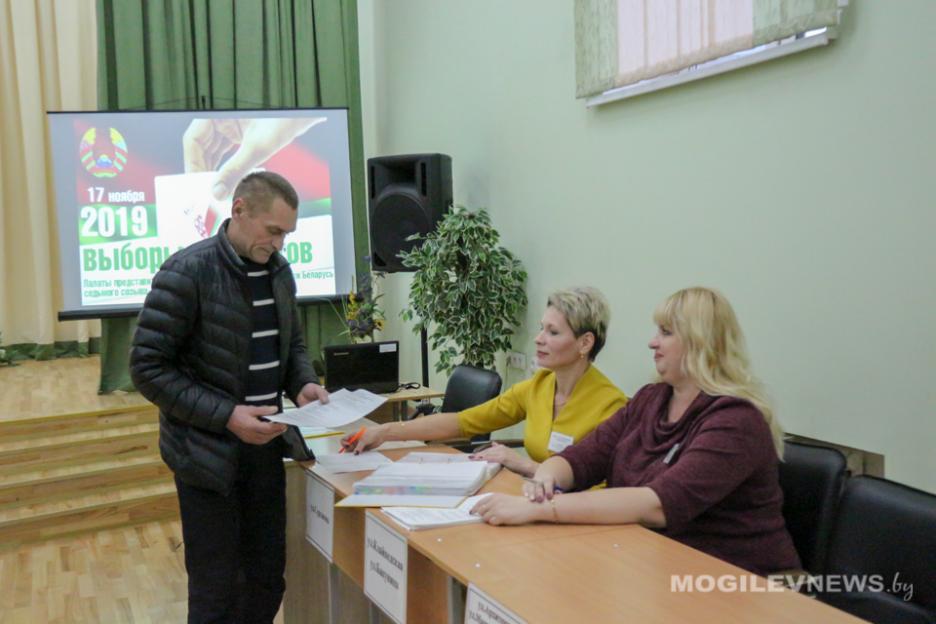 Участки для голосования на парламентских выборах открылись в Могилевской области