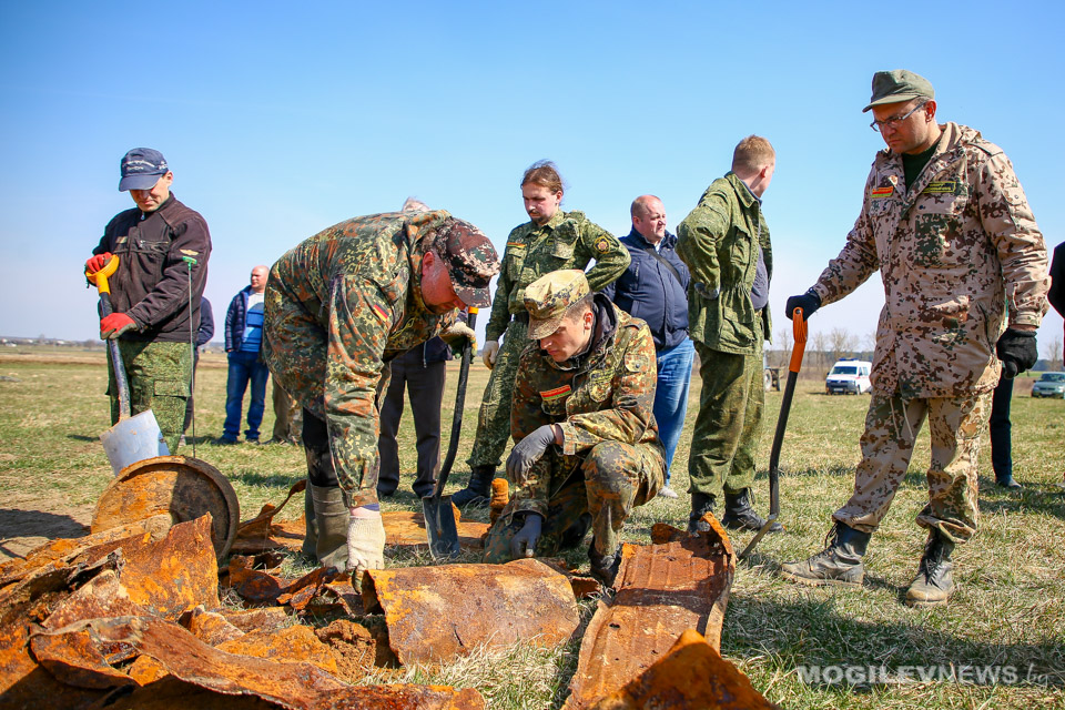 Фрагменты танка Т-70 подняли поисковики из клуба «Виккру» в Быховском районе. Видео