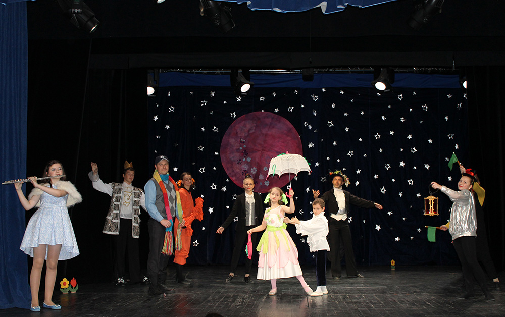 Дети, родители и педагоги могилевской школы искусств поставили спектакль на сцене театра кукол. Фото