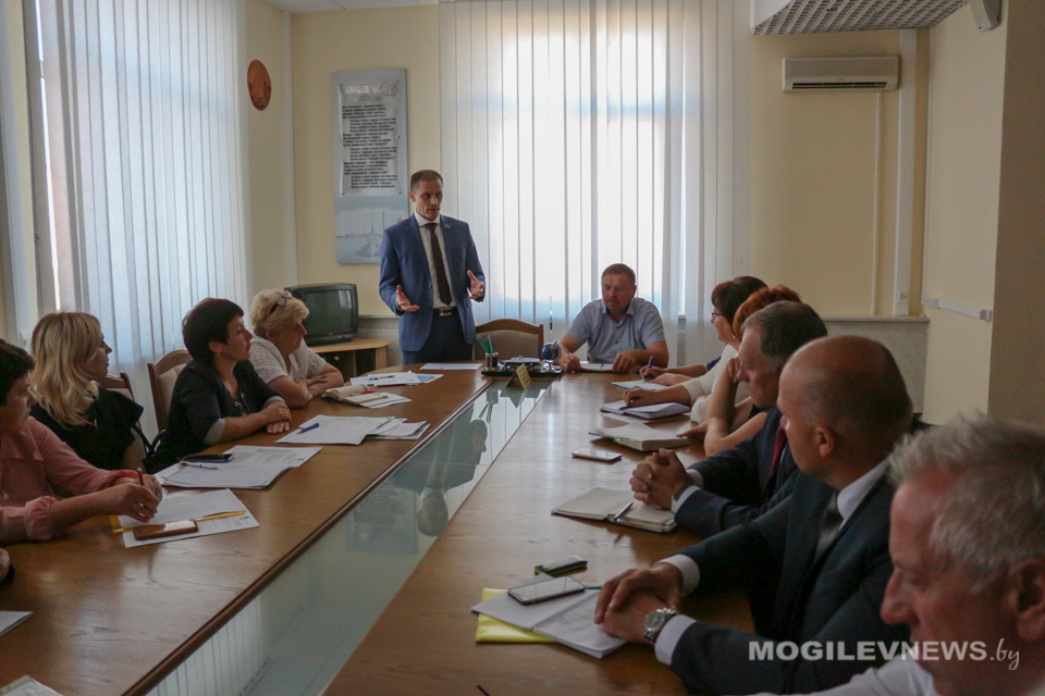 Победителям обучающего проекта для депутатов вручили сертификаты. Фото