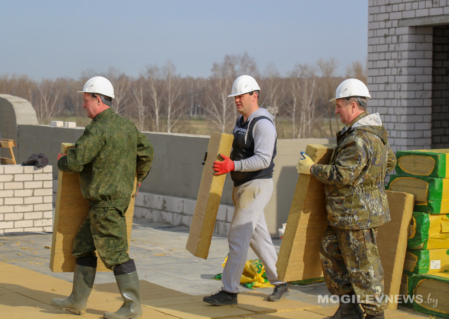 Строящуюся школу в микрорайоне Казимировка благоустраивали на субботнике в Могилеве. Фото