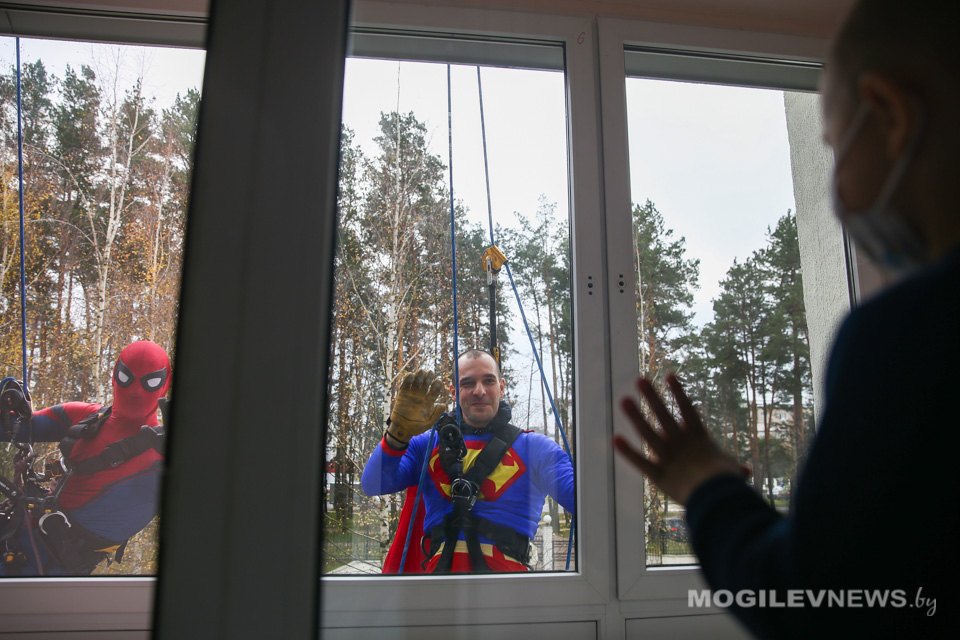Могилевские спасатели в костюмах супергероев навестили детей в больнице. Фото