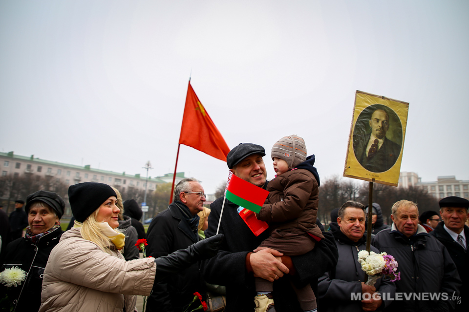 День Октябрьской революции в Могилеве отметили митингом на площади Ленина. Фото