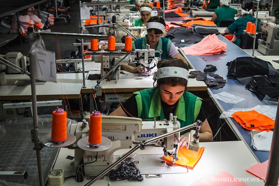 Более 7% областного объема экспорта товаров приходится на предприятия легкой промышленности