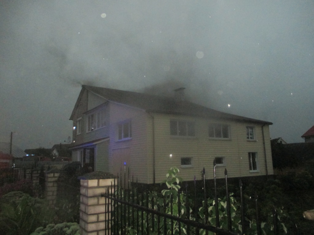 Из-за грозового разряда в Могилеве загорелся дом