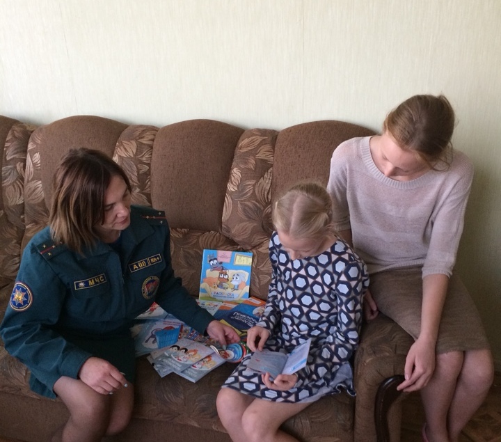 Многодетные семьи посещают спасатели МЧС в рамках акции «Молодежь за безопасность!»