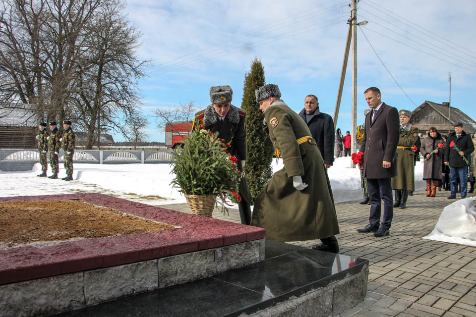 Мероприятие памяти Хатынской трагедии прошло в деревне Борки Кировского района. Фото