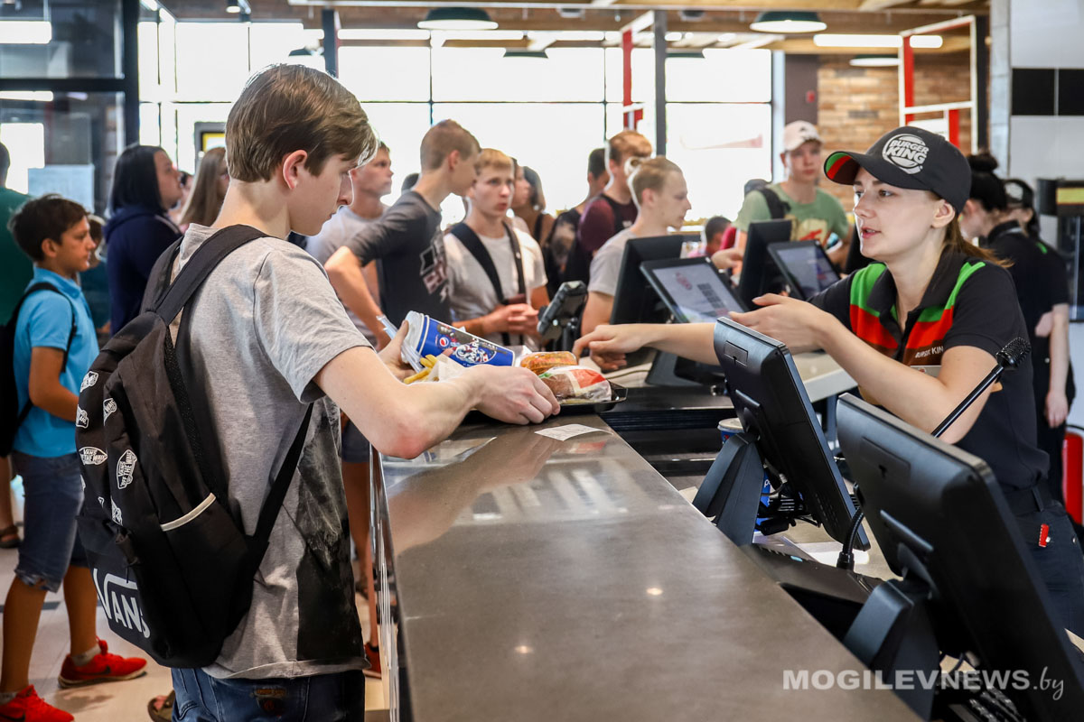 В могилевском Burger King прошло торжественное открытие. Фото