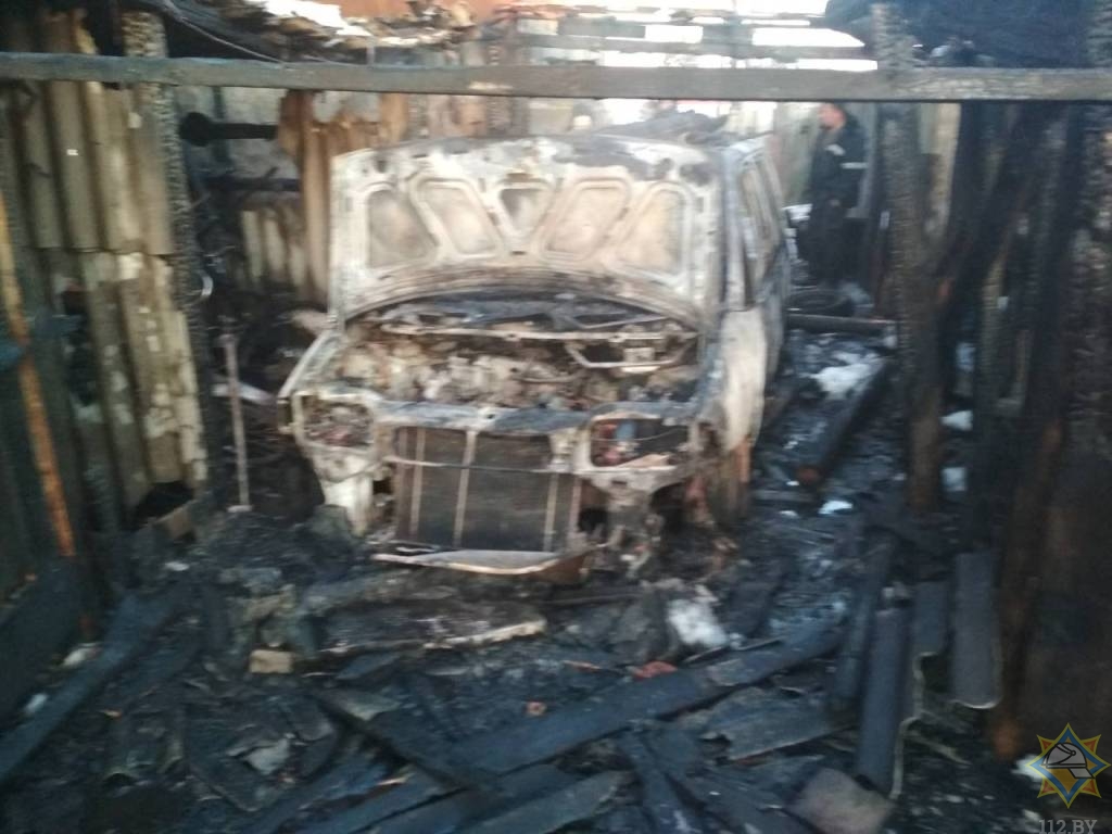 В Мстиславском районе в гараже сгорел автомобиль, еще один – поврежден