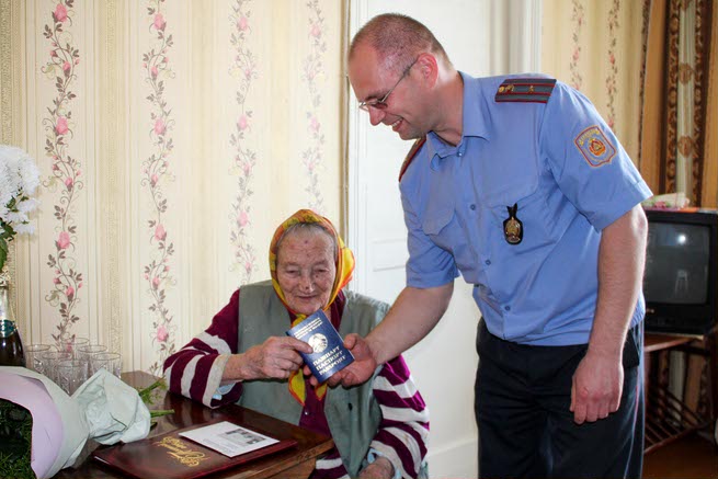 100-летней могилевчанке вручили паспорт