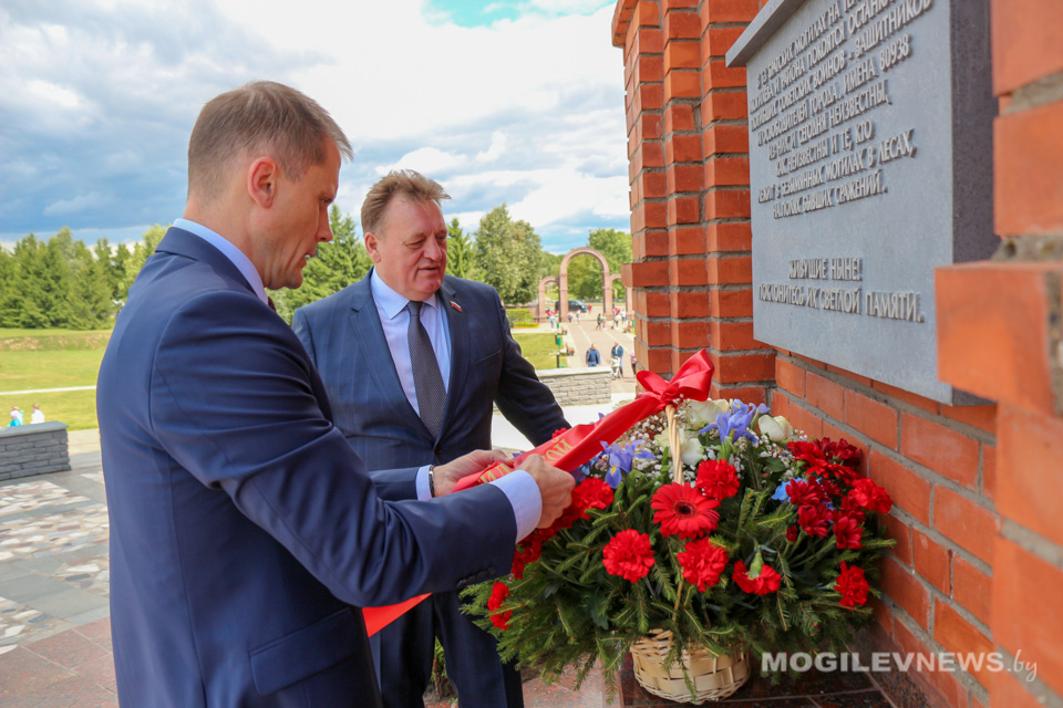 Делегация Ленинградской области посетила Буйничское поле. Фото
